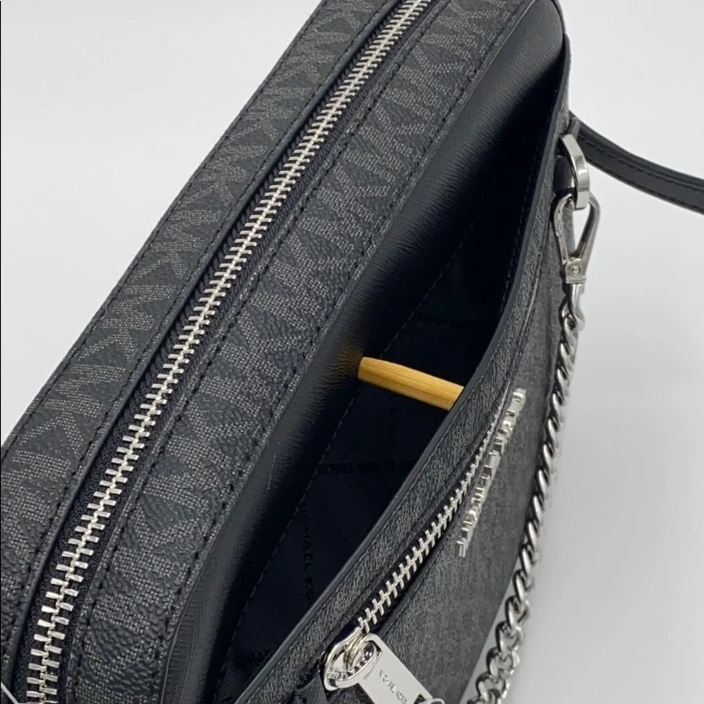 MICHAEL KORS LARGE EW ZP CHAIN XBODY BLACK SIGNATR